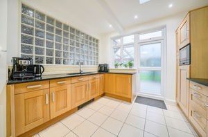 Kitchen diner angle 3- click for photo gallery